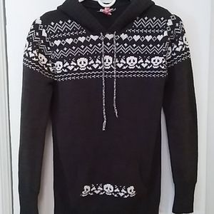 Fitted Skull Sweater